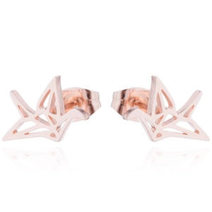 Pendientes de grulla de origami en oro rosa con diseño hueco minimalista sobre fondo blanco