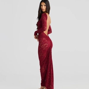 Robe longue sexy en dentelle bordeaux dos nu avec coupe moulante élégante