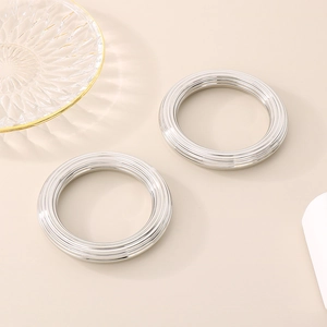 Vue détaillée des bracelets en acier inoxydable plaqué or 18k avec texture rayée élégante