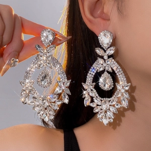 Gros plan de boucles d'oreilles pendantes argentées avec fleurs en cristal sur mannequin
