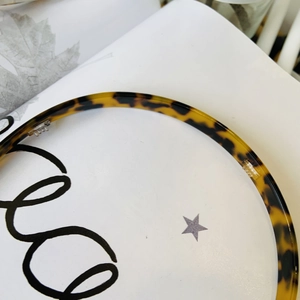 Close-up of tortoiseshell acetate headband showing inner anti-slip teeth and texture