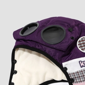 Detail der Winterfliegermütze mit Brille, dickem Fleece-Futter und lila wasserfester Hülle
