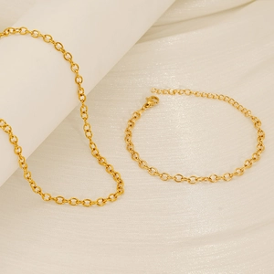 Ensemble collier et bracelet en chaîne O dorée sur tissu en soie douce