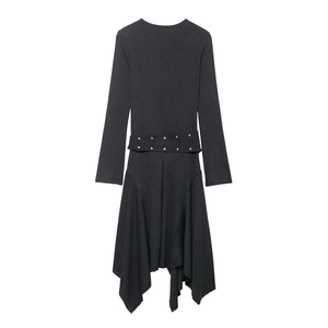 Robe midi gris anthracite à manches longues avec ourlet asymétrique et ceinture cloutée