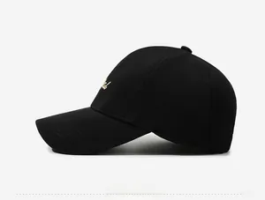 Vue latérale de la casquette noire en coton avec broderie dorée et structure à six pans