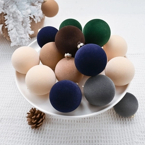Boules de Noël de 6 cm en velours floqué de couleurs variées pour déco de sapin