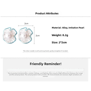 Detail of floral earrings with light blue petals and pearls, size 2x2cm and weight 8.2g