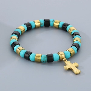 Bracelet élastique bohème en perles de turquoise avec un pendentif croix en acier doré
