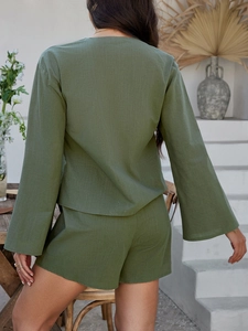 Rückansicht eines grünen Zweiteilers im Leinenstil mit Langarm-Oberteil und High-Waist-Shorts