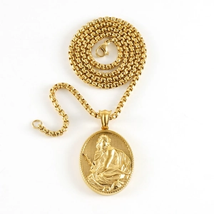 Collier médaille portrait classique doré avec relief ovale sur une chaîne box