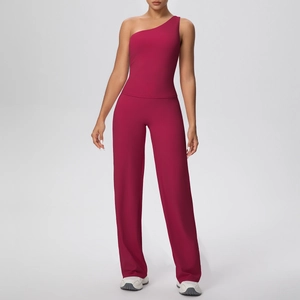 Détail du haut de yoga asymétrique rouge rose et du pantalon large à taille haute assorti