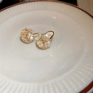 Élégantes boucles d'oreilles boules de fleurs dorées avec cristaux et perles