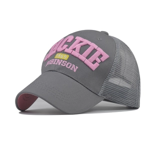 Détail de la casquette de baseball en mesh gris avec texte Jackie Robinson brodé en rose