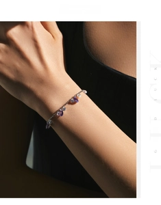 Dettaglio del bracciale in argento s925 con ciondoli in cristallo viola al polso