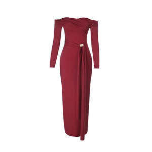 Détail de robe longue bordeaux à épaules dénudées avec boucle dorée et ruban fluide