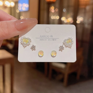 Juego de pendientes de plata S925 con diseños de corazón y estrella en tarjeta de cartón