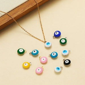 Collana dorata con ciondolo occhio blu e charm in smalto colorato assortiti