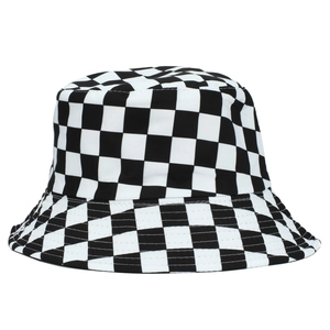 Gros plan détaillé du motif en damier noir et blanc sur un chapeau de soleil en toile