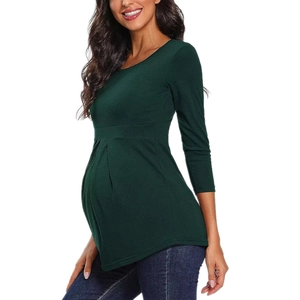 Detailaufnahme der seitlichen Raffung an einem dunkelgrünen Umstandsshirt für Damen