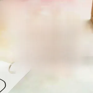 Detailopname van kleurrijke lovertjes portemonnee met zwarte rits en zilveren sleutelhanger