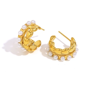 Orecchini vintage francesi placcati oro 18K con cuori e perle a forma di C su fondo bianco