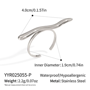 Macro view of wave-shaped silver stainless steel ring with size and weight specs