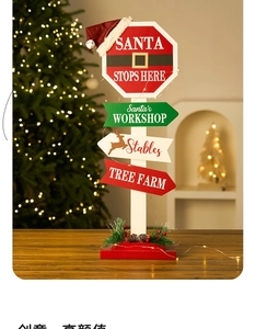 Dettaglio del cartello natalizio in legno con Santa's Workshop e luci a LED integrate