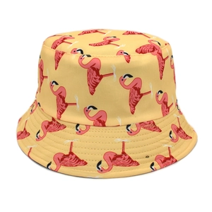 Détails du chapeau bob jaune avec des motifs tropicaux de flamants roses éclatants