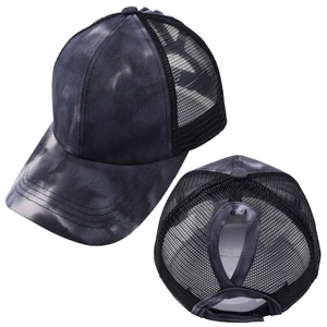 Detailansicht von Tie-Dye-Muster, atmungsaktivem Mesh und Pferdeschwanzloch an der Kappe