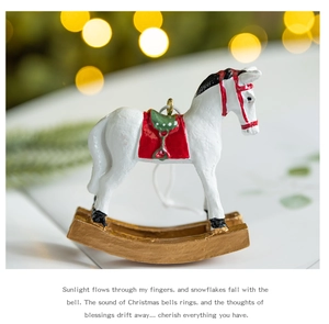 Macro d'un ornement de cheval à bascule de Noël en résine peinte avec selle rouge et socle doré