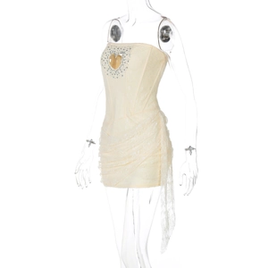 Dettaglio vestito beige in pizzo con cuore di strass e strascico laterale lungo