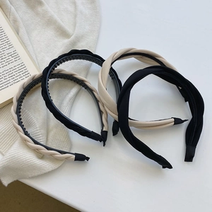Close-up of braided fabric headbands with sponge filling and anti-slip teeth detail