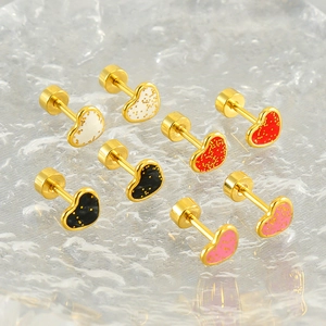 Orecchini a cuore in acciaio inossidabile dorato con finitura in smalto glitter