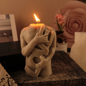 Détail d'une bougie moka avec gaufrage LOVE sur un moule en silicone de torse humain