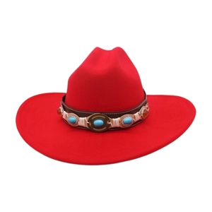 Primer plano del sombrero de jazz rojo de lana con banda decorativa de estilo étnico