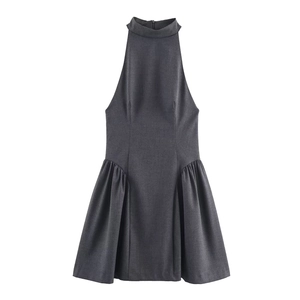 Mini robe licou gris foncé à la mode avec coupe sans manches et détails plissés