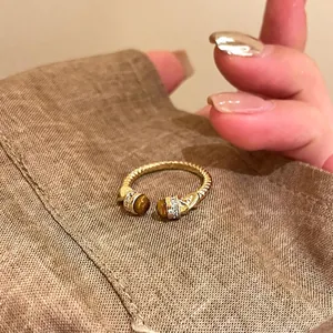 Vintage vergoldeter gedrehter Ring mit braunem Tigerauge und Zirkonia-Akzenten