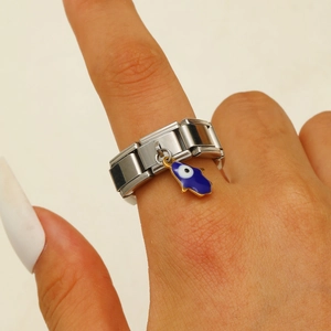 Detailansicht eines modularen Edelstahlrings mit blauem Hamsa-Hand-Anhänger gegen den bösen Blick