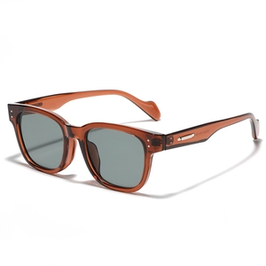 Lunettes de soleil carrées rétro avec monture marron et verres gris, vue à 45 degrés