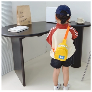 Gros plan du sac de poitrine jaune pour enfants en toile avec sangle ajustable