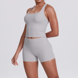 Détail d'un ensemble de yoga gris sans couture avec brassière et short de sport