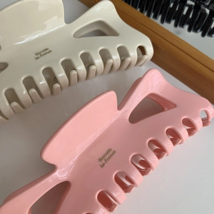 Grande pince à cheveux nœud en acétate pour cheveux épais en crème et rose clair avec texte
