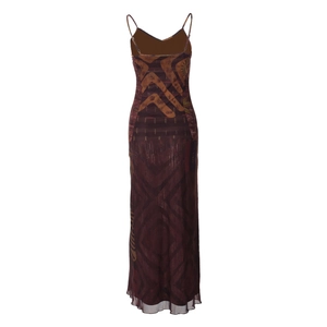 Détail de l'imprimé tribal géométrique et de l'ourlet en mesh sur une robe maxi slim