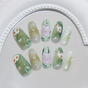 Faux ongles carpe koï floraux avec perles 3D et dégradé artistique à l'aquarelle