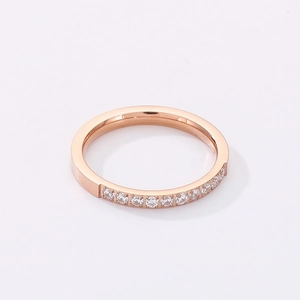 Detailaufnahme des rosévergoldeten Edelstahlrings mit Zirkonia-Kristallbesatz