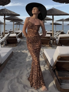 Robe longue sexy imprimé léopard avec col bénitier et fines bretelles au style resort