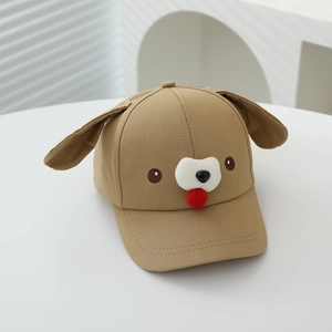 Détail des oreilles de chien 3D et broderie sur une casquette de baseball kaki enfant