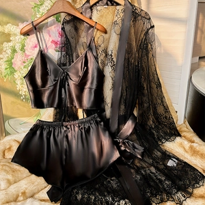 Dreiteiliges schwarzes Satin- und Spitzen-Nachtwäscheset mit Top, Shorts und Morgenmantel