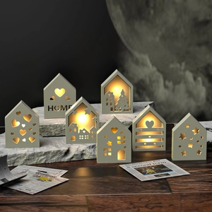 Détail de moules en résine pour maisons avec découpes d'étoiles et lueur LED chaude