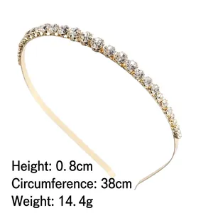 Serre-tête de mariée doré avec strass et perles, détails des dimensions affichés sur fond blanc